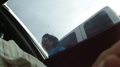 elinde sarı anal porno amator ve kahverengi saçlı.