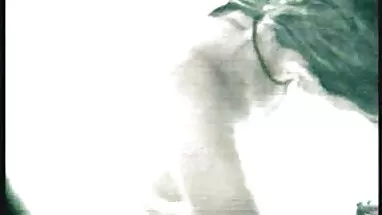 Siyah bir anal porno amatör koşum takımı olan bir adam