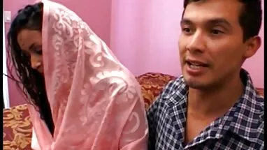 Siyah adam Asyalı kız arkadaşı ile seks amatör anal seks yapıyor,