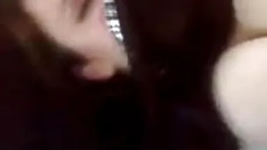 Güzel kız göğüsleri anal amatör porno ve arabada gösterir