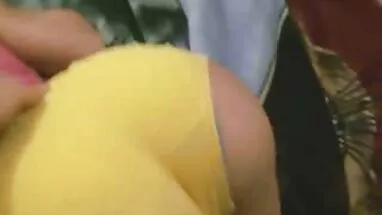 Harika kızıl saçlı bir yardım anal amatör porno eli verir
